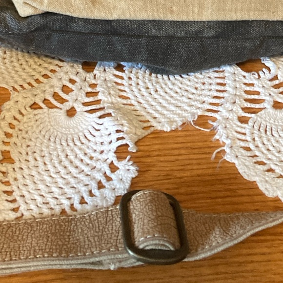 Shoulder Bag, LOTS of pockets, tan & light brown, Birdies Theme, Zipper closures - Picture 13 of 16